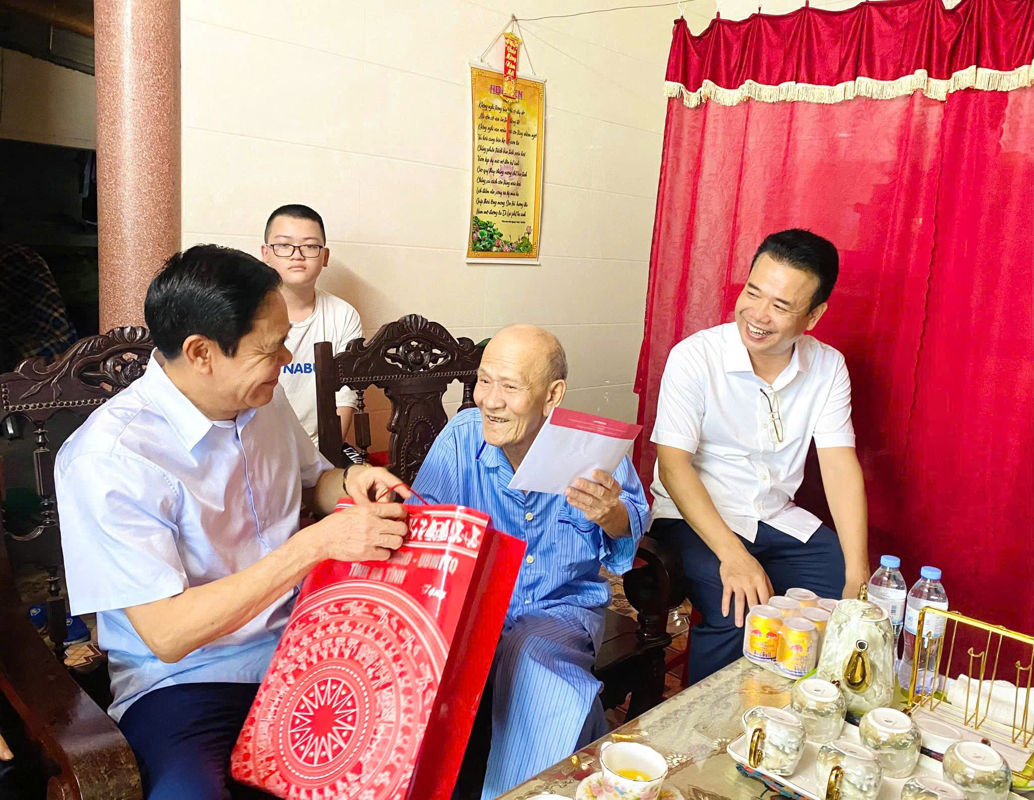 Chủ tịch UBND tỉnh Võ Trọng Hải thăm và tặng quà người có công với cách mạng xã Thạch Hà
