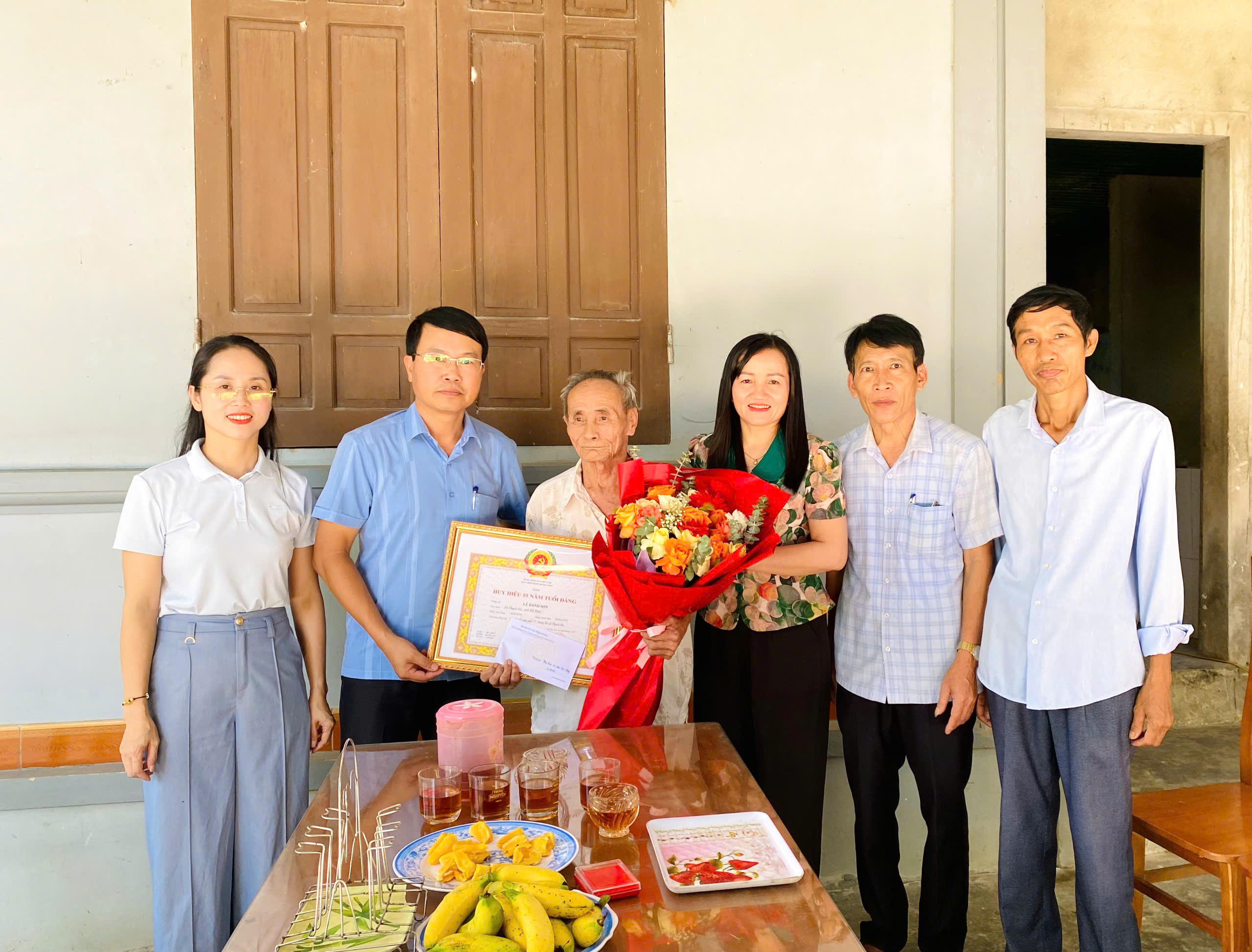 Thường trực Đảng uỷ xã Thạch Hà trao huy hiệu đảng tại nhà cho các đảng viên cao niên