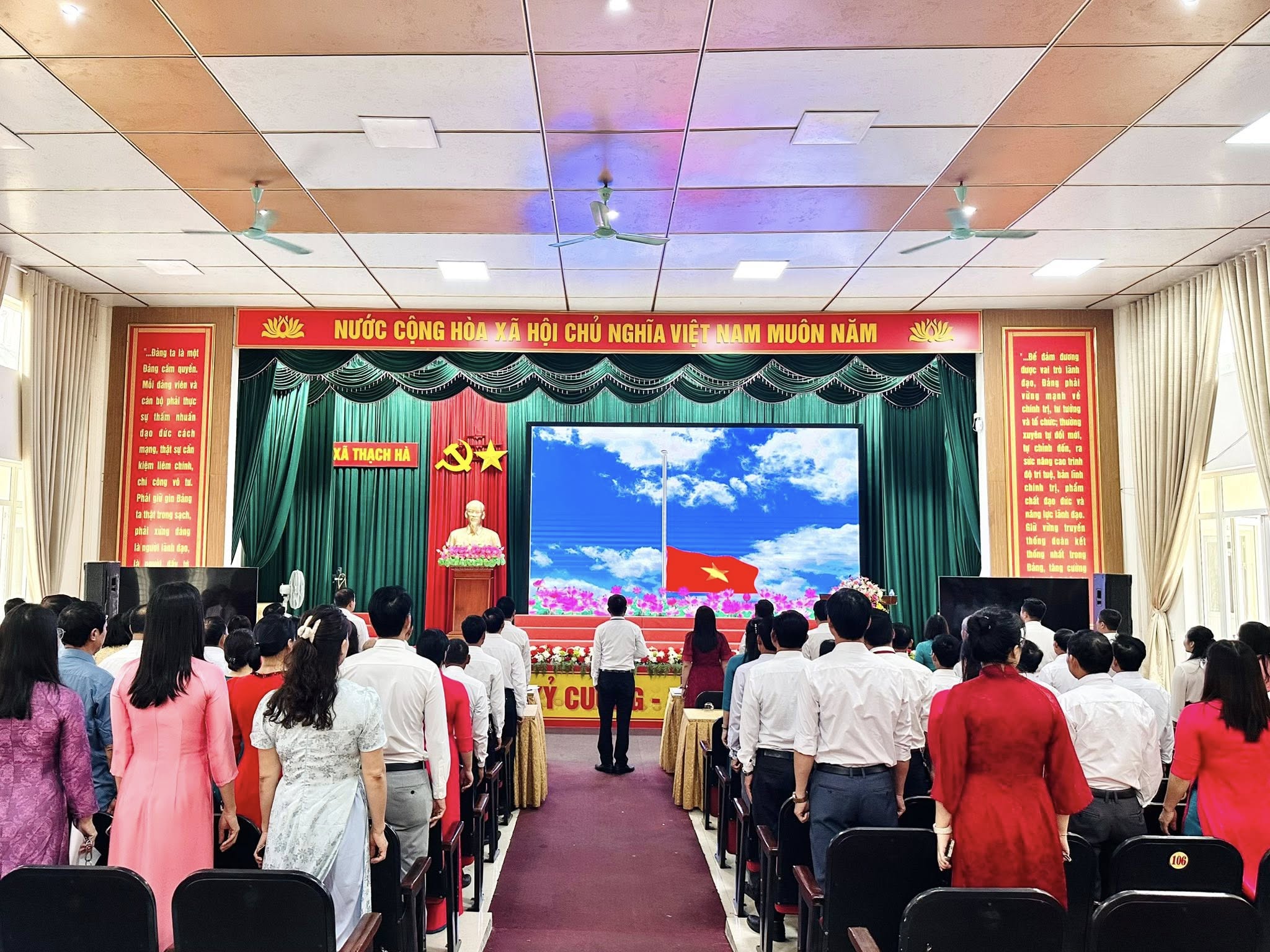 Thạch Hà tổ chức Lễ Chào cờ tháng 4