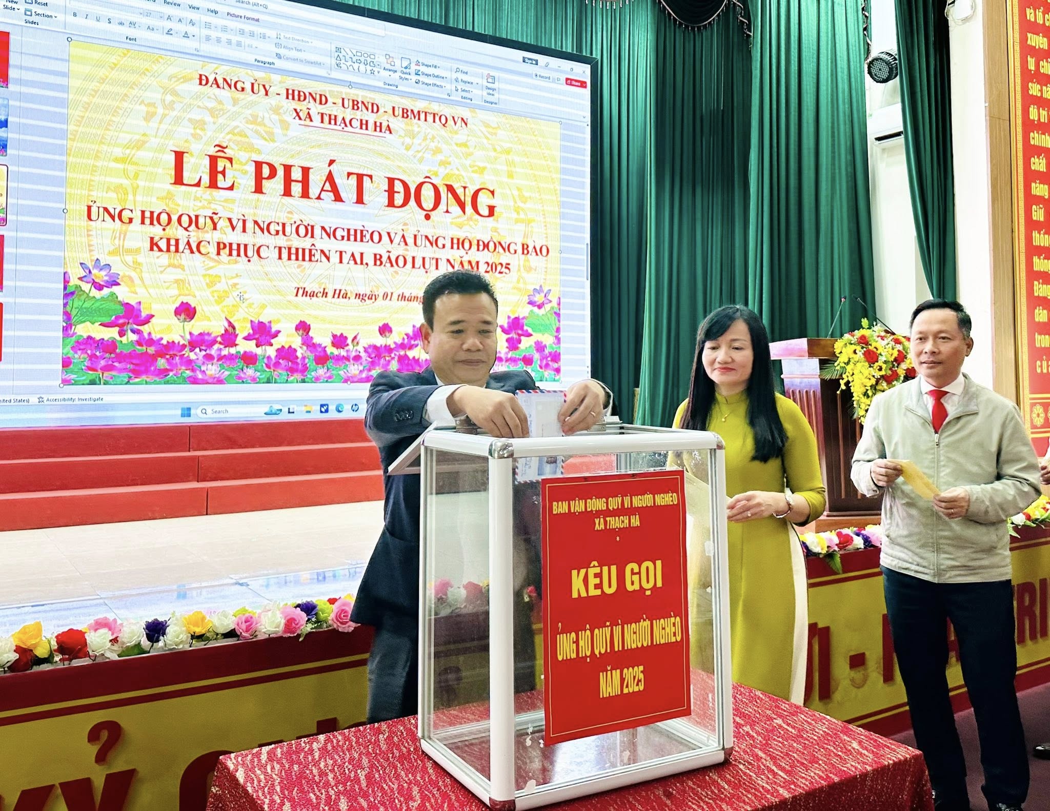 Cán bộ, Công chức xã Thạch Hà ủng hộ đồng bào bị thiệt hại do thiên tai