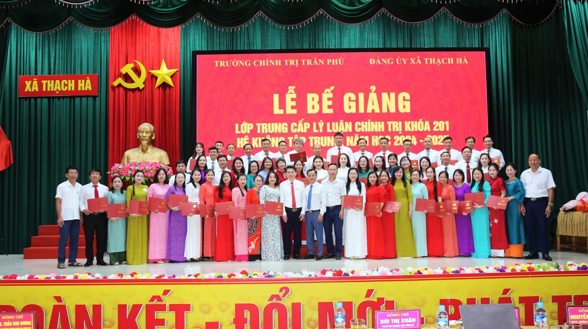 62 Đồng chí hoàn thành lớp Trung cấp Lý luận Chính trị khóa 21