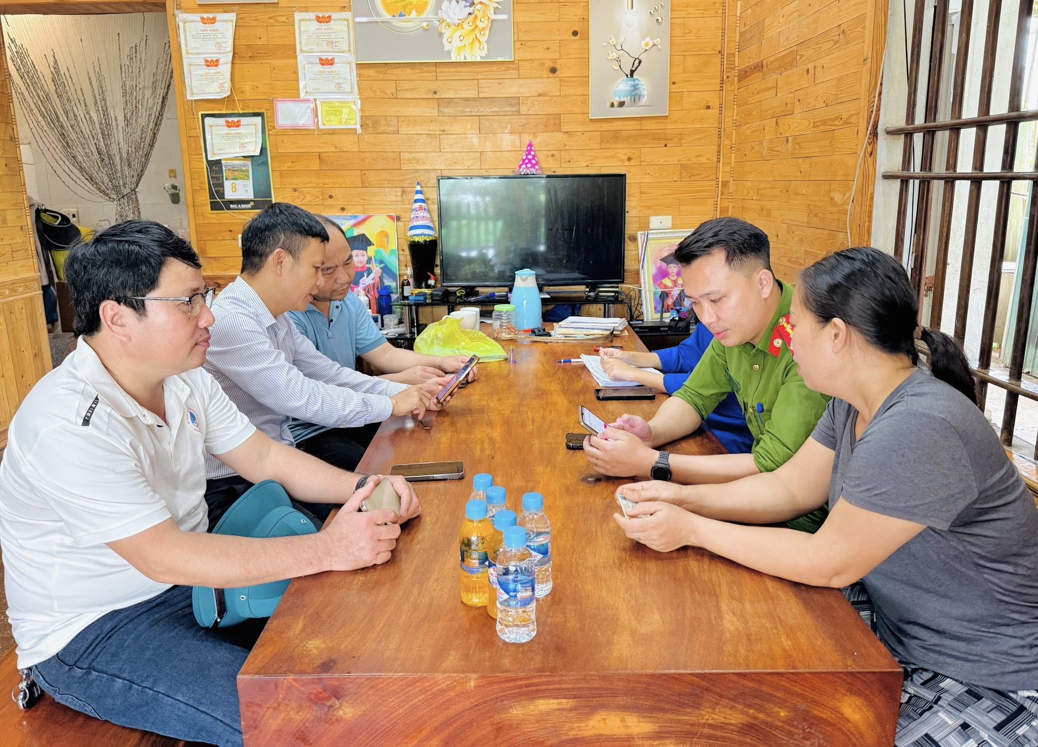 Thạch Hà sôi nổi triển khai chiến dịch “đi từng ngõ, gõ từng nhà, hướng dẫn từng người dân kỹ năng số, sử dụng các dịch vụ số”