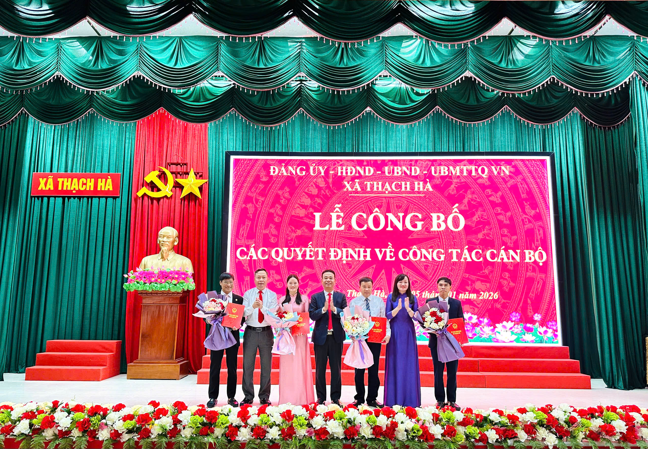 Lãnh đạo xã Thạch Hà trao quyết định về công tác cán bộ