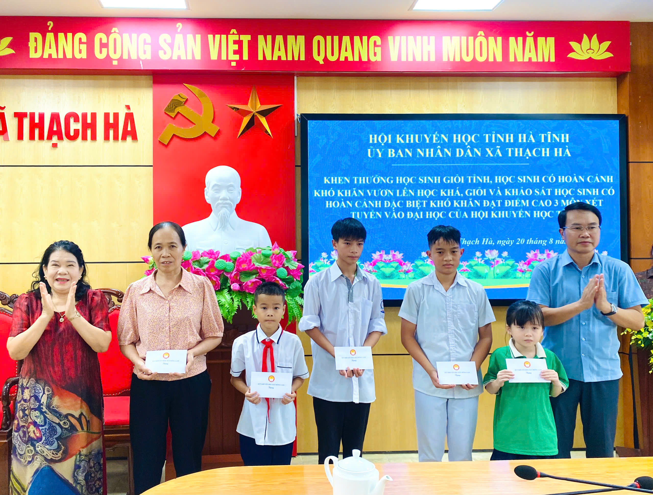 Khen thưởng 29 học sinh giỏi tỉnh, học sinh có hoàn cảnh khó khăn vương lên trong học tập