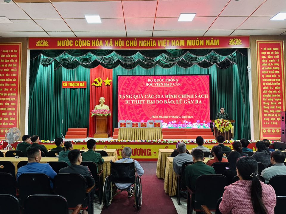 Học viện Hậu cần tặng quà các gia đình chính sách bị ảnh hưởng của Bão