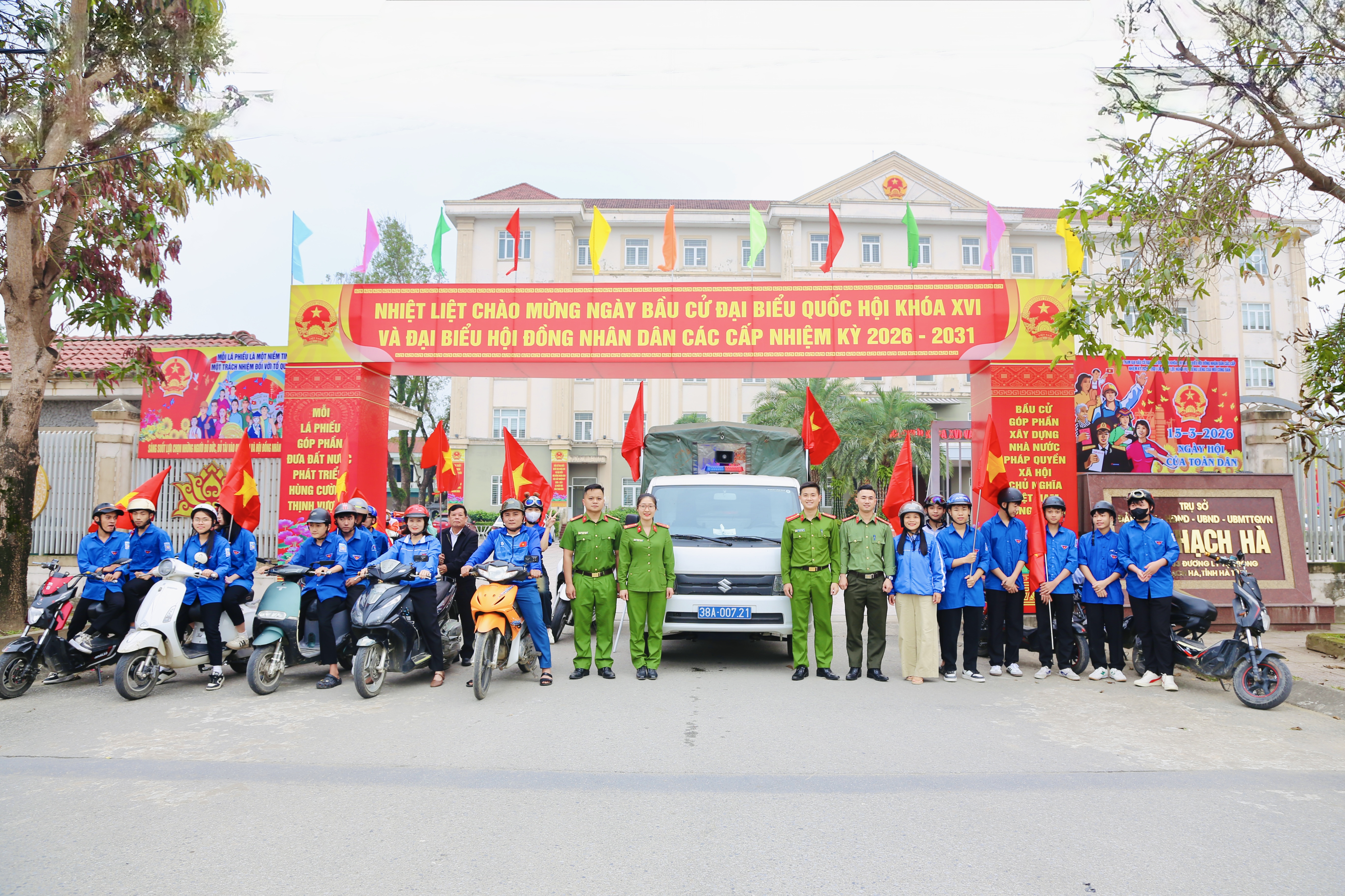 Rộn ràng tuyên truyền lưu động – Tuổi trẻ Thạch Hà cùng lực lượng Công an lan tỏa không khí ngày bầu cử