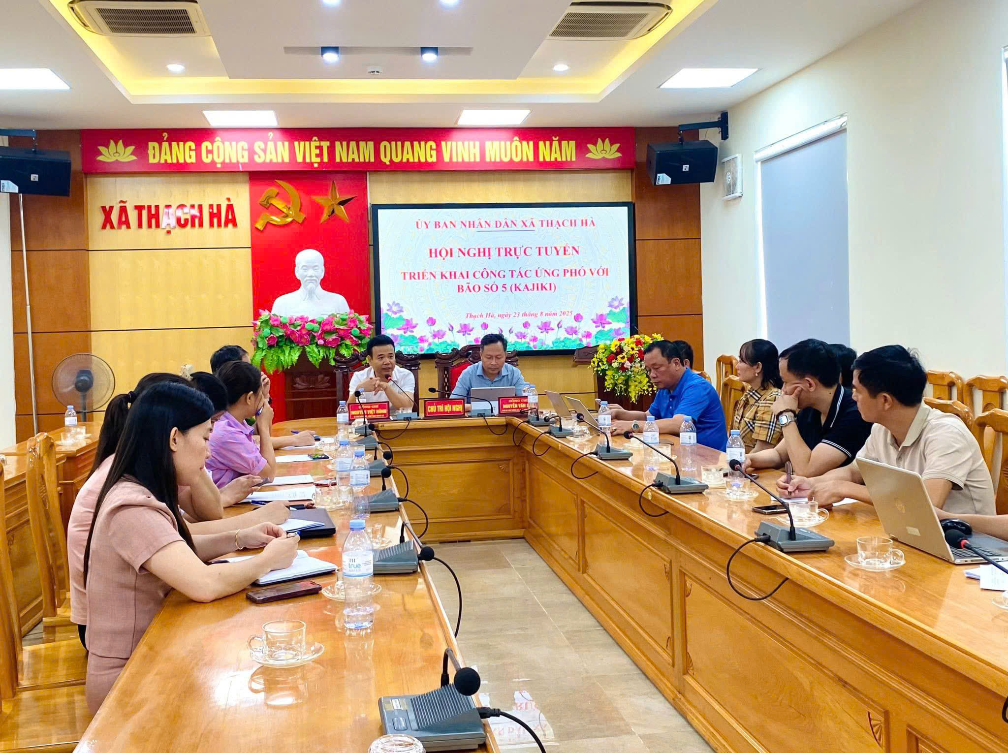 Họp khẩn triển khai ứng cứu cơn bão số 5 - Kajiki