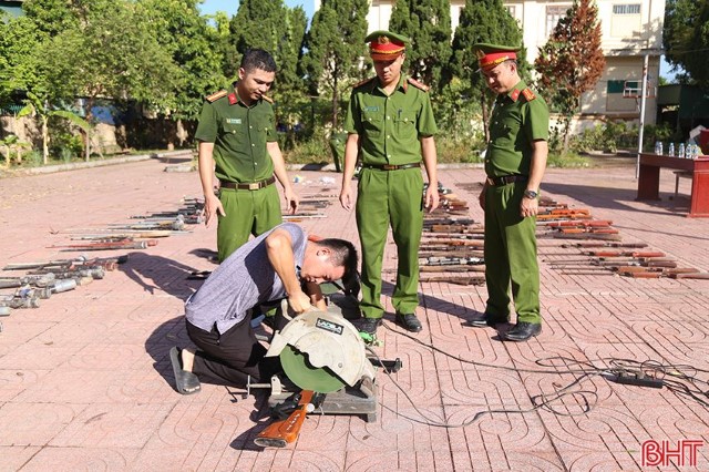 Công an Thạch Hà tiêu hủy nhiều vũ khí, vật liệu nổ