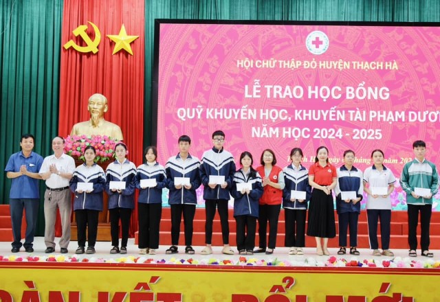 Trao học bổng Phạm Dương cho học sinh Thạch Hà