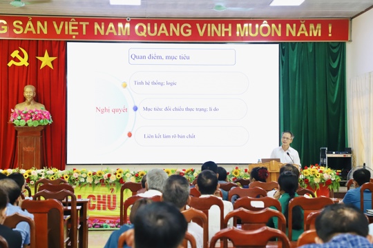 Hơn 80 bí thư, chi ủy viên xã Thạch Hà và xã Đông Kinh được tập huấn công tác xây dựng Đảng