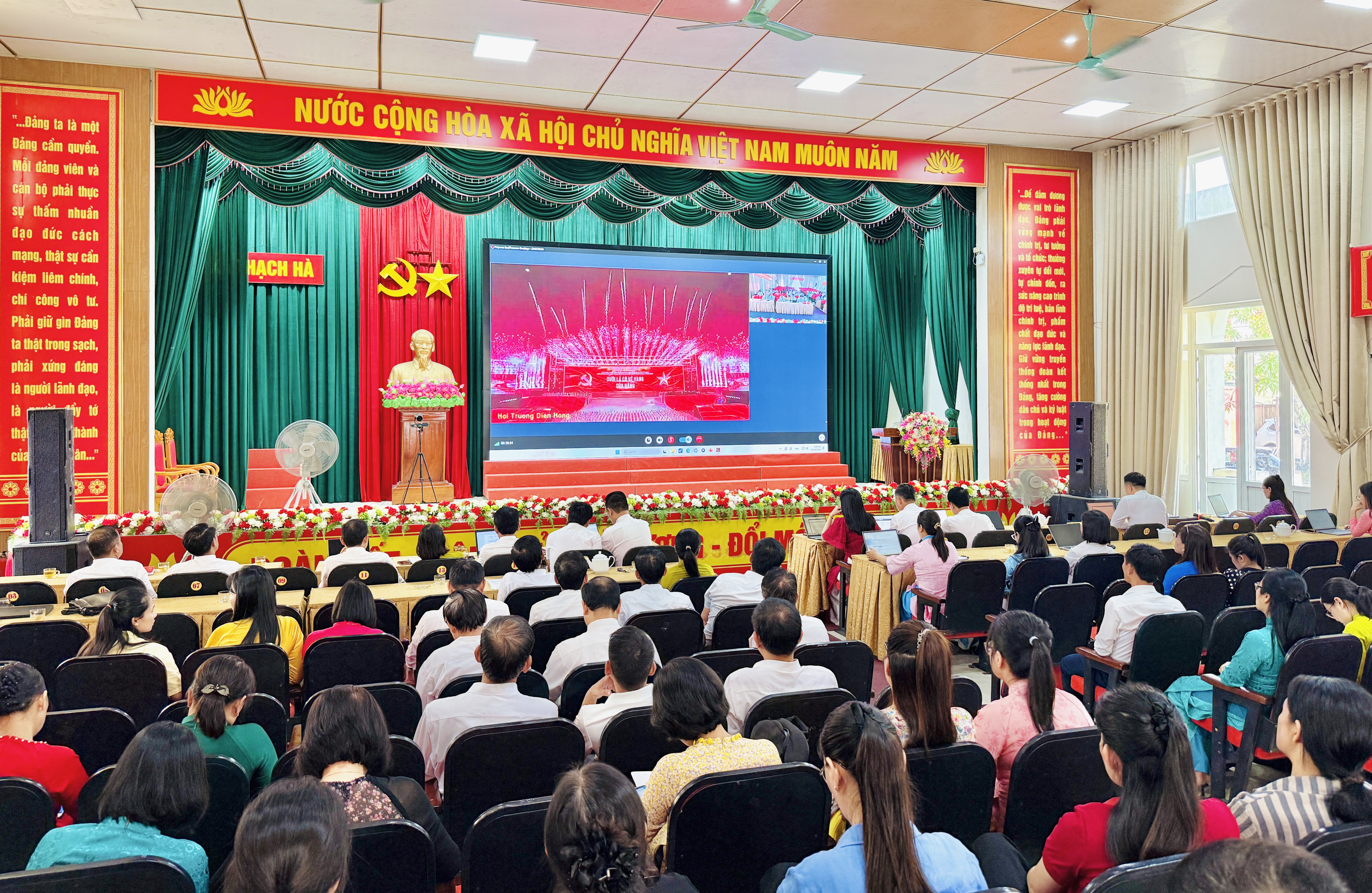 Cán bộ, đảng viên xã Thạch Hà nghiêm túc tham dự Hội nghị toàn quốc quán triệt các nghị quyết, chỉ thị của Bộ Chính trị