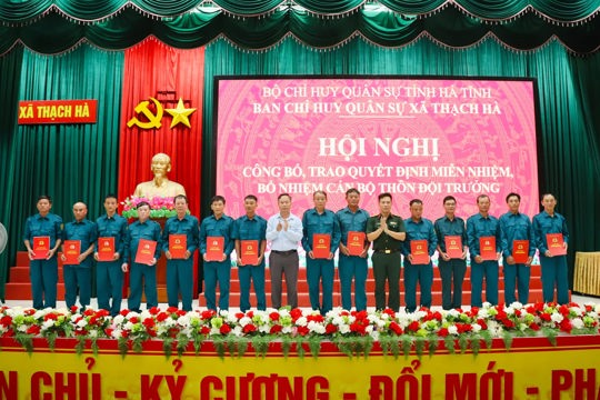 Xã Thạch Hà công bố, trao quyết định miễn nhiệm, bổ nhiệm Thôn đội trưởng