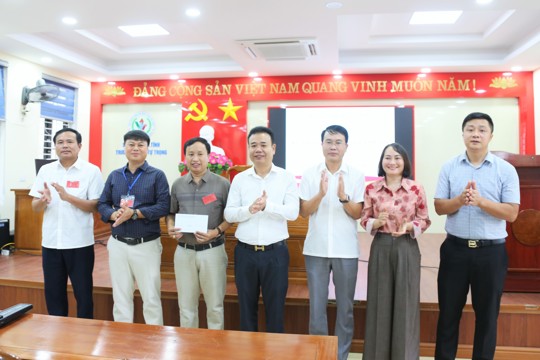 Lãnh đạo xã Thạch Hà thăm, động viên Hội đồng thi tại điểm thi Trường THPT Lý Tự Trọng