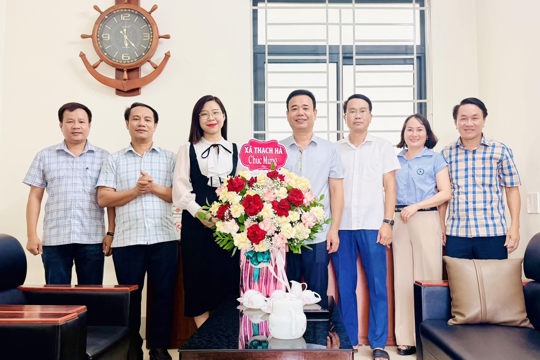 Lãnh đạo xã Thạch Hà chúc mừng Phòng Văn hóa - Xã hội, Trung tâm Dịch vụ tổng hợp xã nhân kỷ niệm 101 năm Ngày Báo chí cách mạng Việt Nam