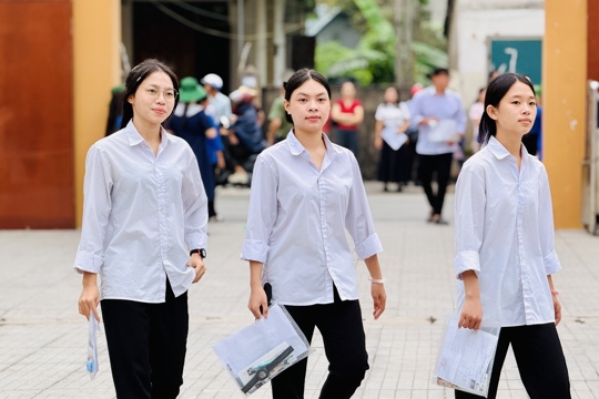 Cùng hơn 1,2 triệu thí sinh cả nước, 755 thí sinh tại điểm thi THPT Lý Tự Trọng bước vào buổi thi đầu tiên