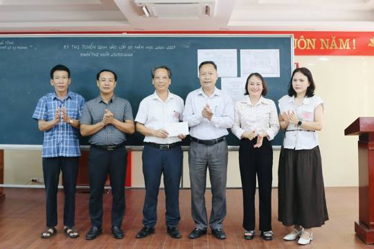 Lãnh đạo xã Thạch Hà thăm, động viên lực lượng làm nhiệm vụ tại điểm thi THPT Lý Tự Trọng