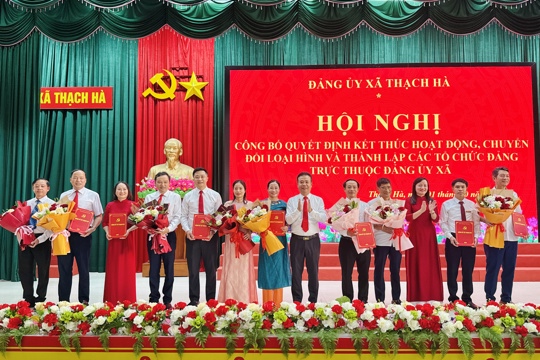 Thạch Hà công bố các quyết định về sắp xếp, kiện toàn tổ chức Đảng 