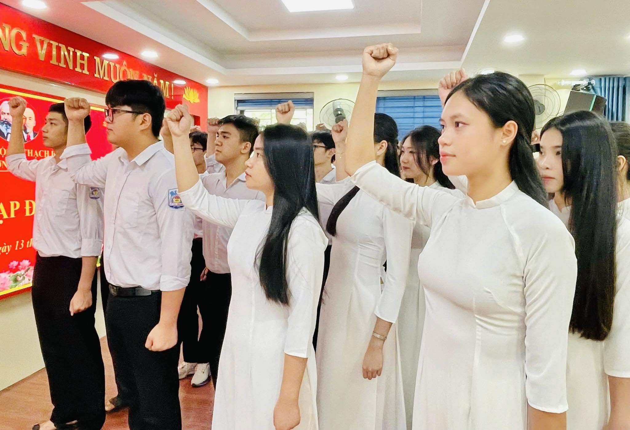 35 học sinh Trường THPT Lý Tự Trọng vinh dự được kết nạp Đảng