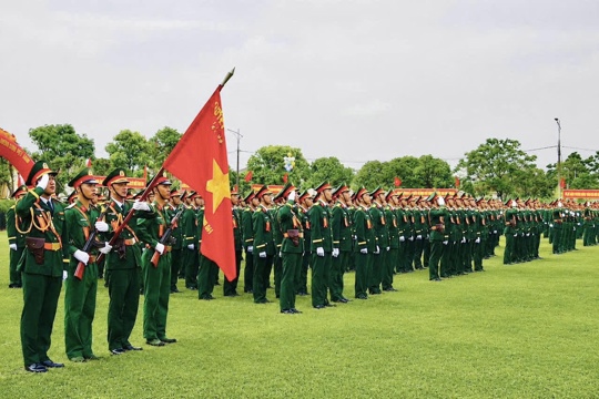 Tân binh Thạch Hà vinh dự tuyên thệ dưới Quân kỳ Quyết thắng, quyết tâm hoàn thành nhiệm vụ vẻ vang