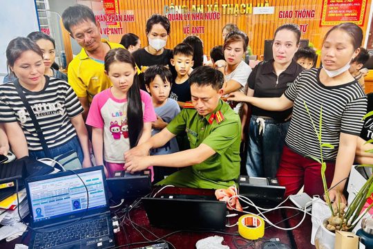 Công an xã Thạch Hà đẩy mạnh cấp định danh điện tử cho trẻ em
