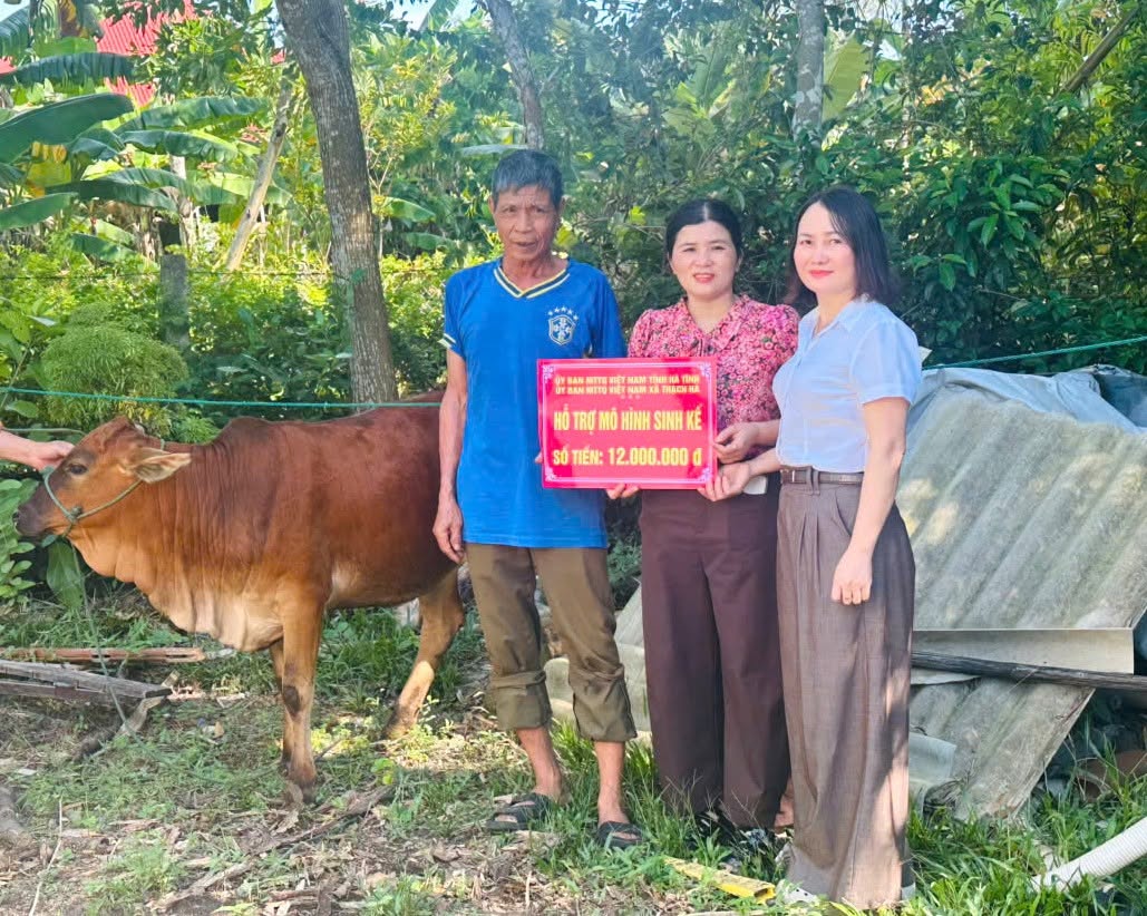 Thạch Hà trao mô hình sinh kế, chung tay giảm nghèo bền vững