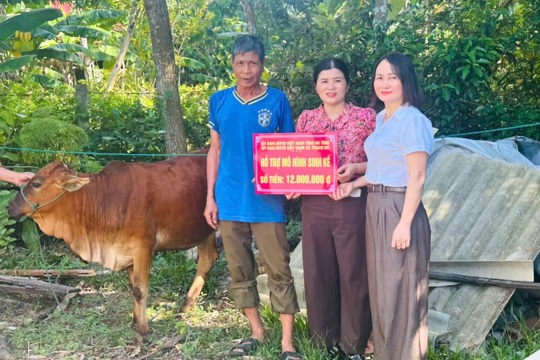 Thạch Hà trao mô hình sinh kế, chung tay giảm nghèo bền vững