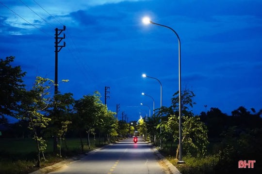 Thắp sáng những tuyến đường nông thôn, góp phần xây dựng khu dân cư văn minh