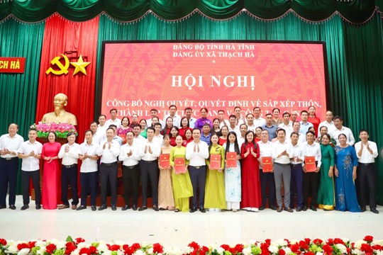 Thạch Hà công bố nghị quyết, quyết định về sắp xếp thôn, thành lập tổ chức Đảng và công tác cán bộ 