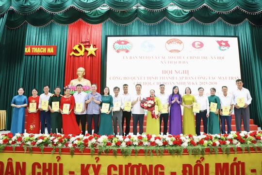 Thạch Hà công bố các quyết định thành lập ban công tác mặt trận, chi hội, chi đoàn thôn sau sắp xếp