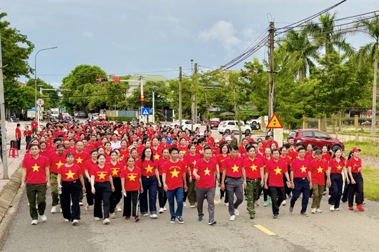 Thạch Hà rực sắc cờ trên đường Lê Khôi, cùng Việt Nam tiến bước
