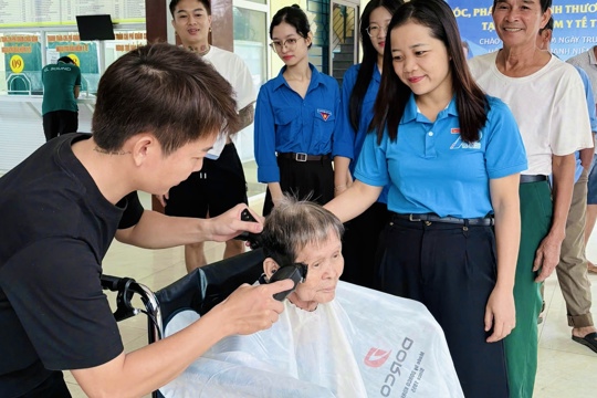 Thạch Hà cắt tóc miễn phí cho 50 bệnh nhân, trao tặng 300 suất cháo yêu thương
