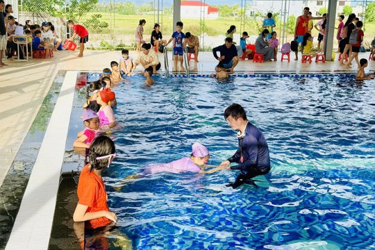 Sôi động ngày khai giảng Câu lạc bộ Bơi lội hè 2026 tại Trường THCS Phan Huy Chú