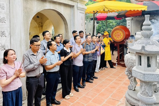 Đoàn cán bộ xã Thạch Hà dâng hương tưởng niệm 580 năm ngày mất của Chiêu Trưng Đại Vương Lê Khôi