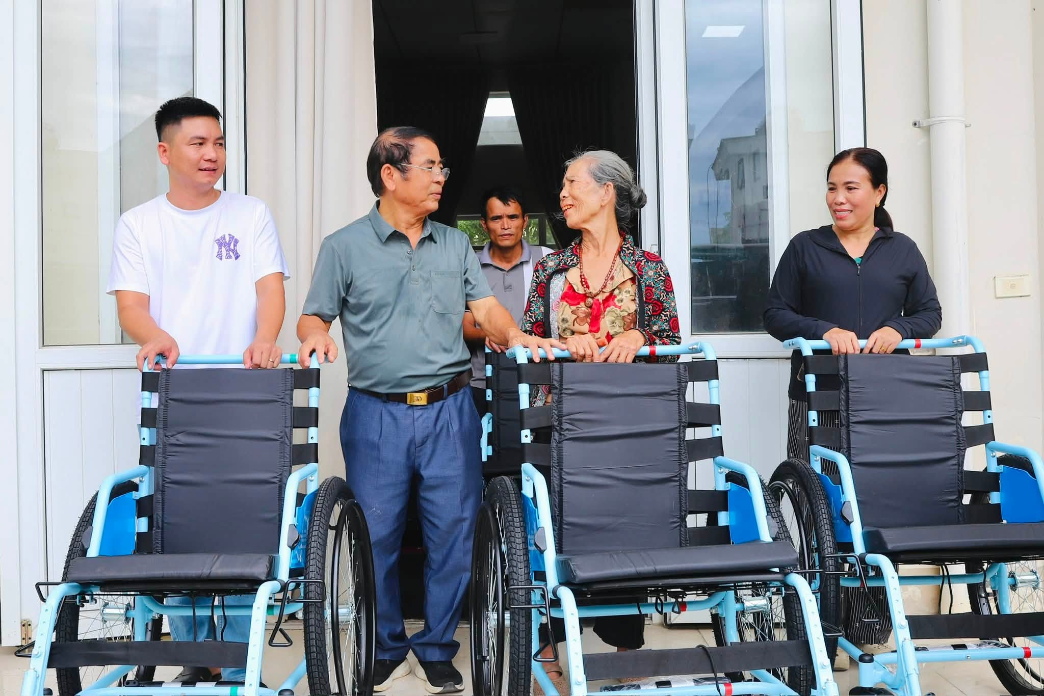 Trao tặng 71 xe lăn cho người khuyết tật tại cụm Thạch Hà