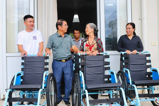 Trao tặng 71 xe lăn cho người khuyết tật tại cụm Thạch Hà 