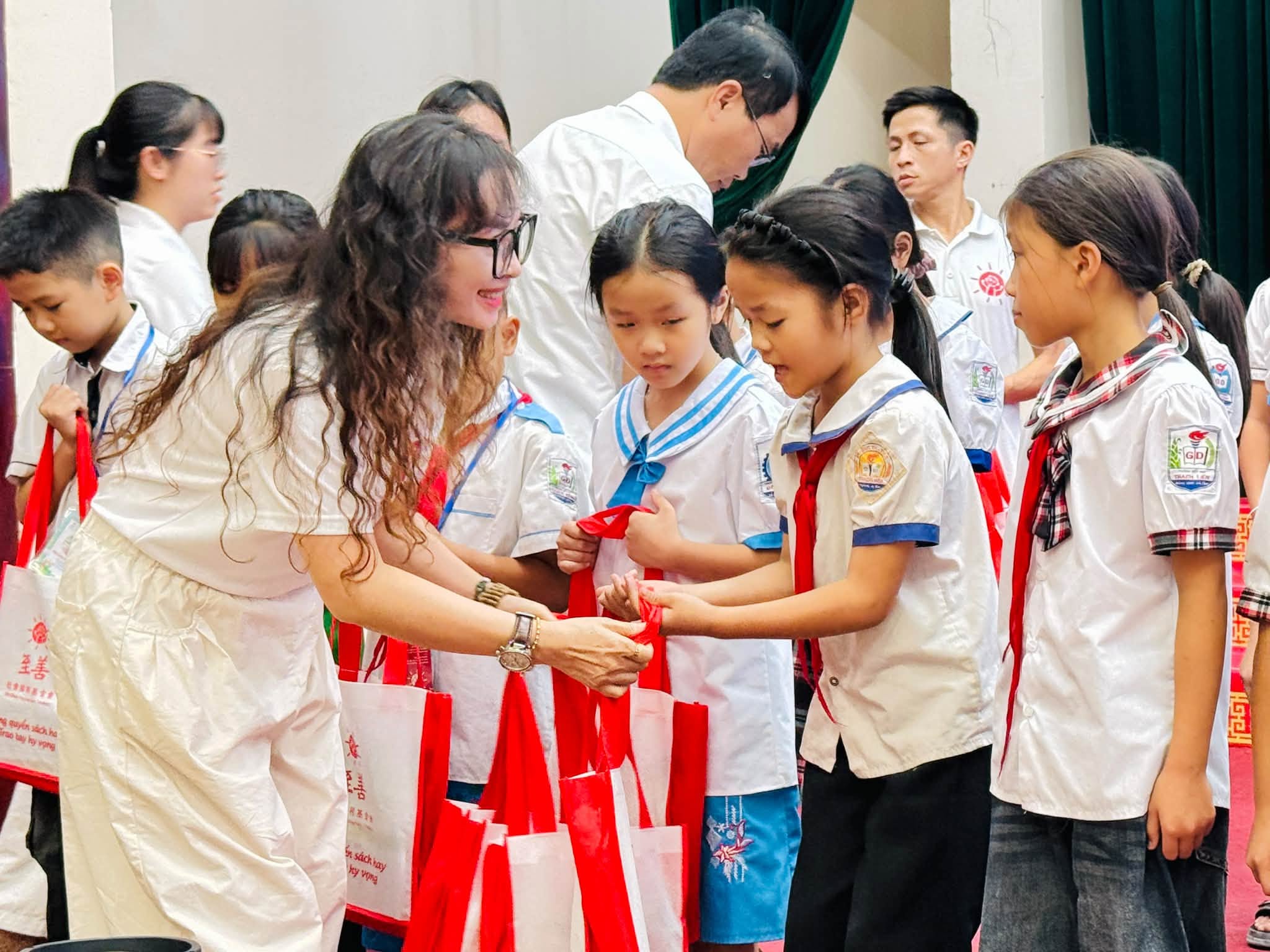 Tổ chức Zhi Shan Foundation Taiwan trao học bổng cho học sinh nghèo vượt khó tại Thạch Hà