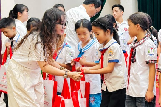 Tổ chức Zhi Shan Foundation Taiwan trao học bổng cho học sinh nghèo vượt khó tại Thạch Hà