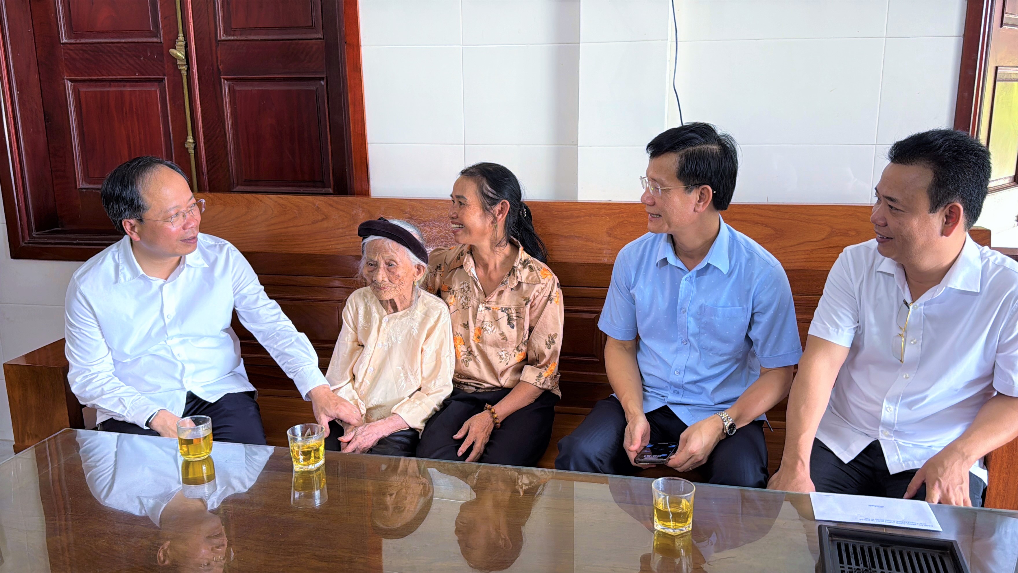 Bí thư Tỉnh ủy Nguyễn Duy Lâm thăm, tặng quà gia đình chính sách, người có công tại Thạch Hà