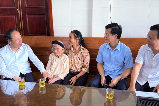 Bí thư Tỉnh ủy Nguyễn Duy Lâm thăm, tặng quà gia đình chính sách, người có công tại Thạch Hà