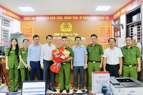 Lãnh đạo xã Thạch Hà động viên lực lượng Công an xã trong đợt cao điểm cấp định danh điện tử cho trẻ em 