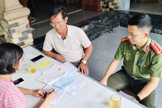 Thạch Hà tăng cường tuyên truyền, ký cam kết chống khai thác IUU tại từng hộ dân