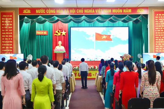 Trang trọng lễ chào cờ đầu tháng 7
