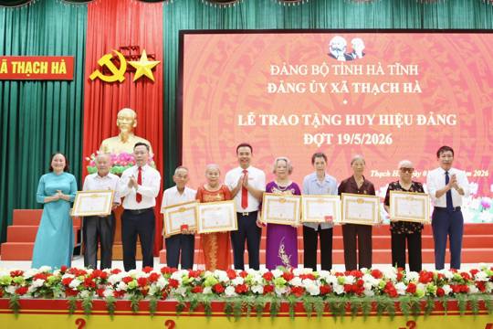 Đảng ủy xã Thạch Hà trao Huy hiệu Đảng đợt 19/5 cho 45 Đảng viên