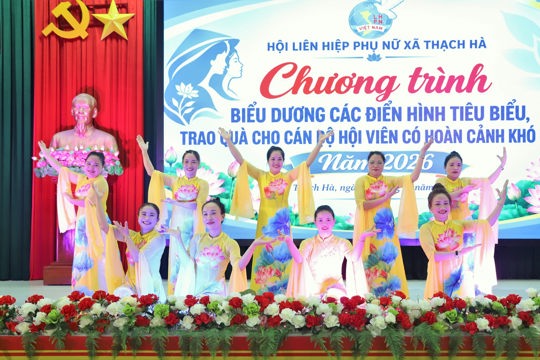 Phụ nữ Thạch Hà biểu dương điển hình tiêu biểu, sôi nổi giao lưu dân vũ