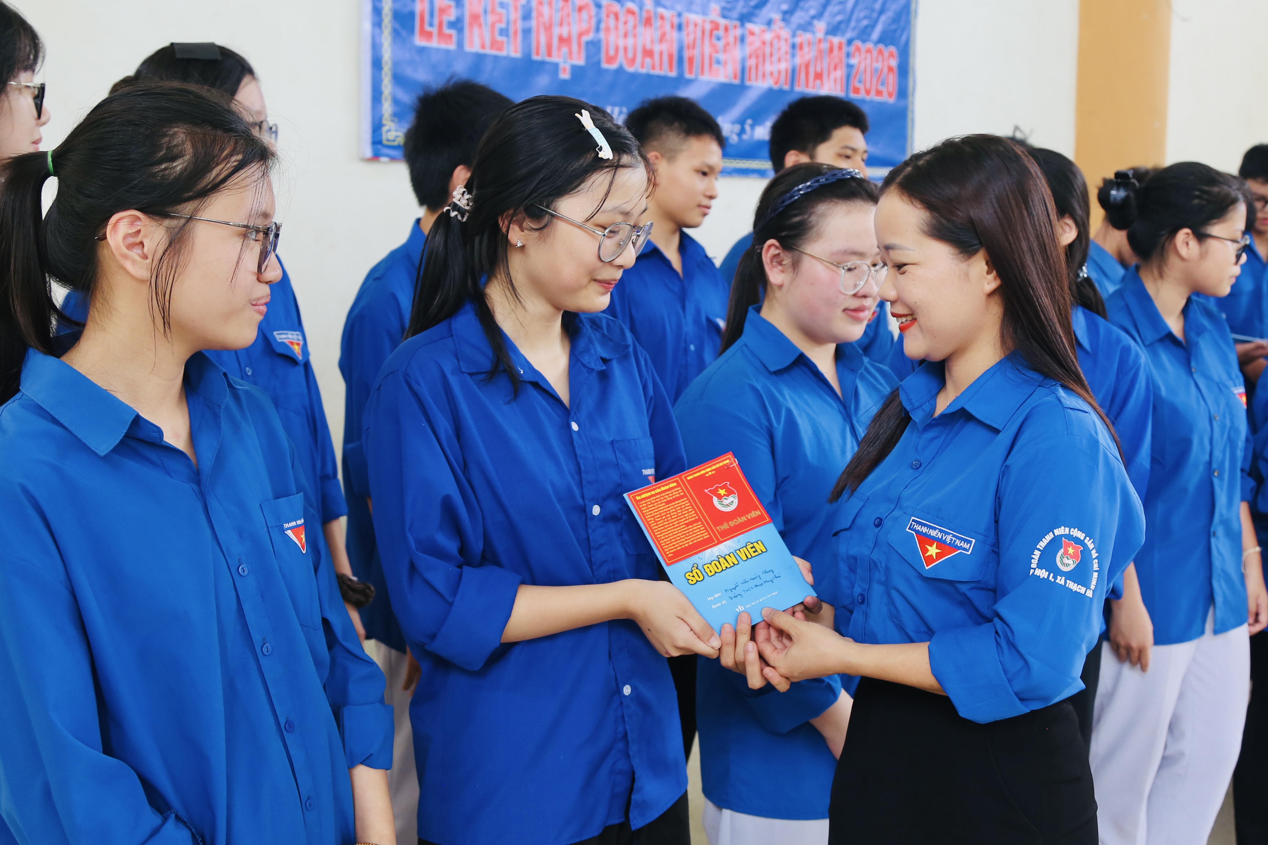 Chi đoàn Trường THCS Phan Huy Chú kết nạp 106 đoàn viên mới