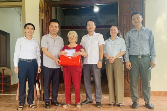 Lãnh đạo xã Thạch Hà thăm, tặng quà người có công và thân nhân người có công có hoàn cảnh đặc biệt khó khăn 