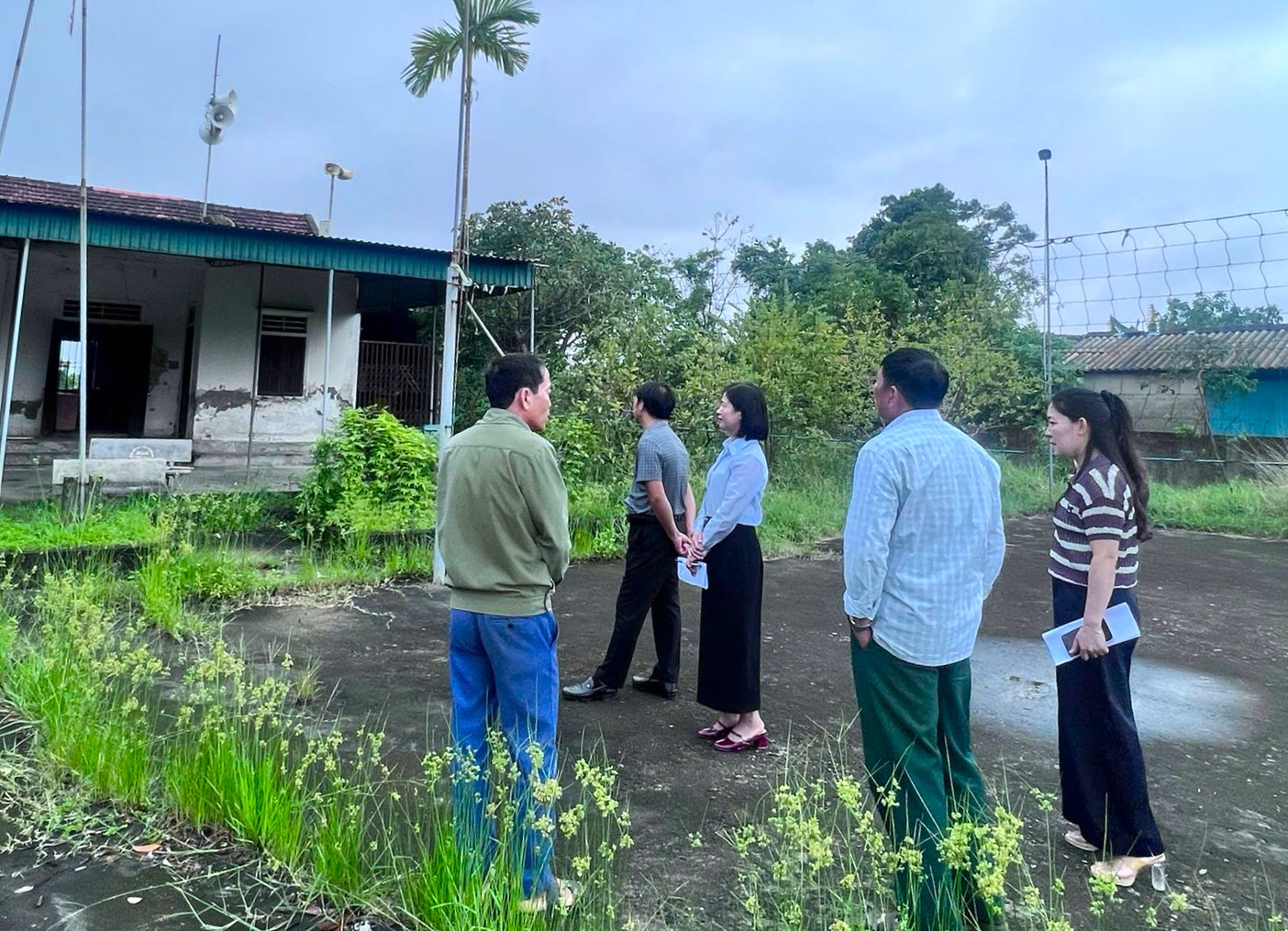 Hội đồng Nhân dân xã khảo sát hệ thống loa truyền thanh tại các thôn