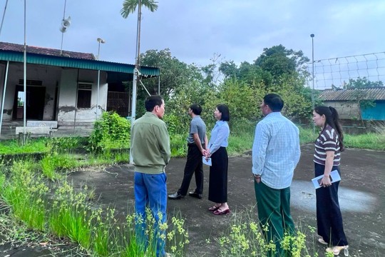 Hội đồng Nhân dân xã khảo sát hệ thống loa truyền thanh tại các thôn