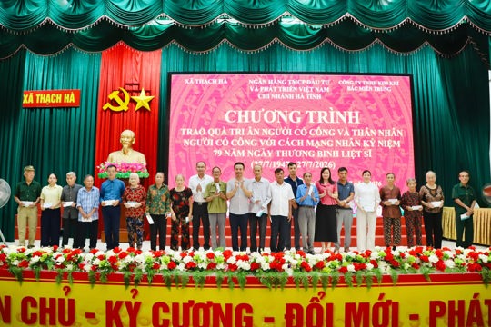 Xã Thạch Hà phối hợp trao 120 suất quà tri ân người có công và thân nhân người có công với cách mạng