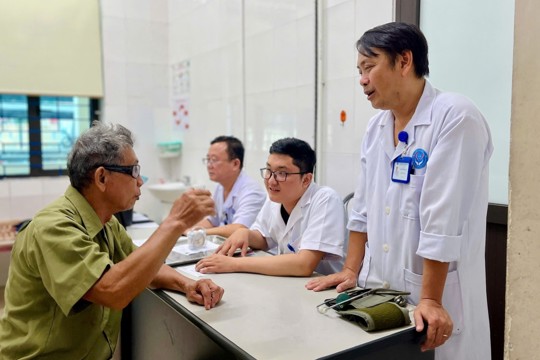 Bác sĩ Đại học Y Hà Nội trực tiếp khám, điều trị bệnh lý tiết niệu tại Trung tâm Y tế Thạch Hà